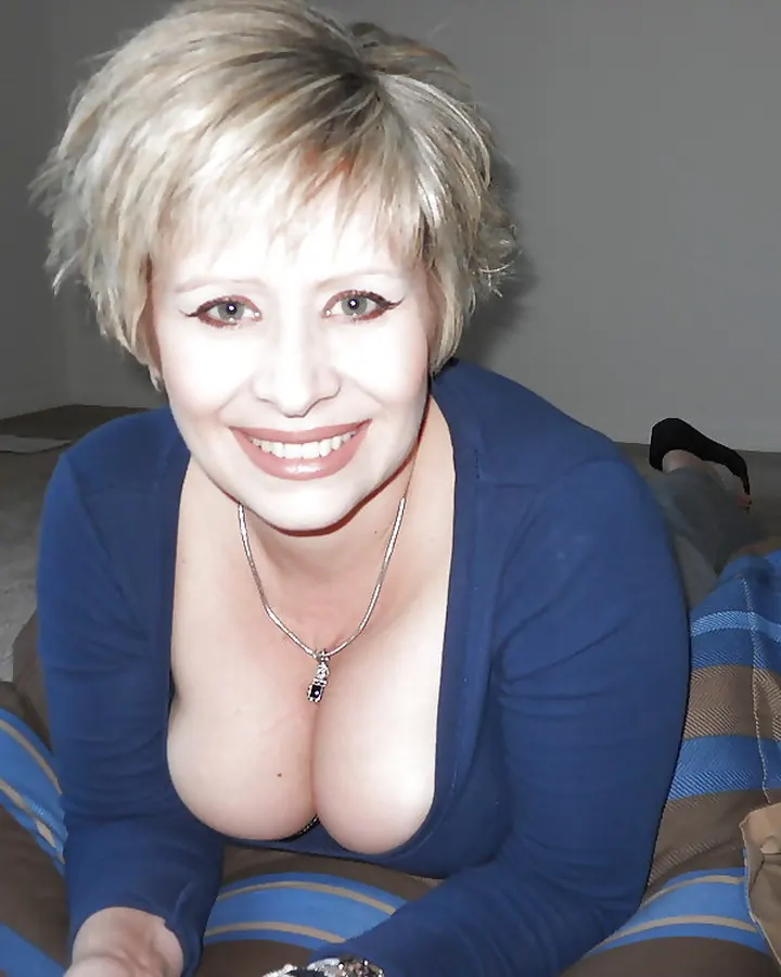 Femme aux cheveux platine en haut noir, vue de face