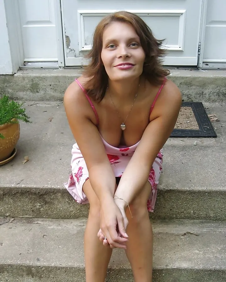 Femme aux cheveux bruns, en sous-vêtements bleus, posant de dos sur un canapé