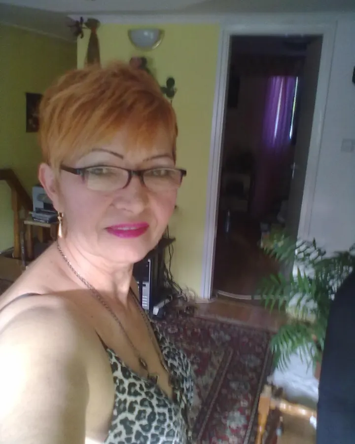Femme aux cheveux roux et lunettes, selfie en intérieur