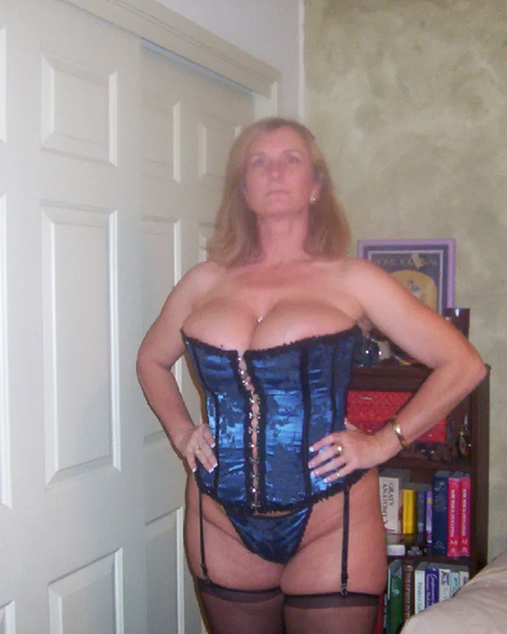 Femme blonde en corset bleu à balconnet et porte-jarretelles