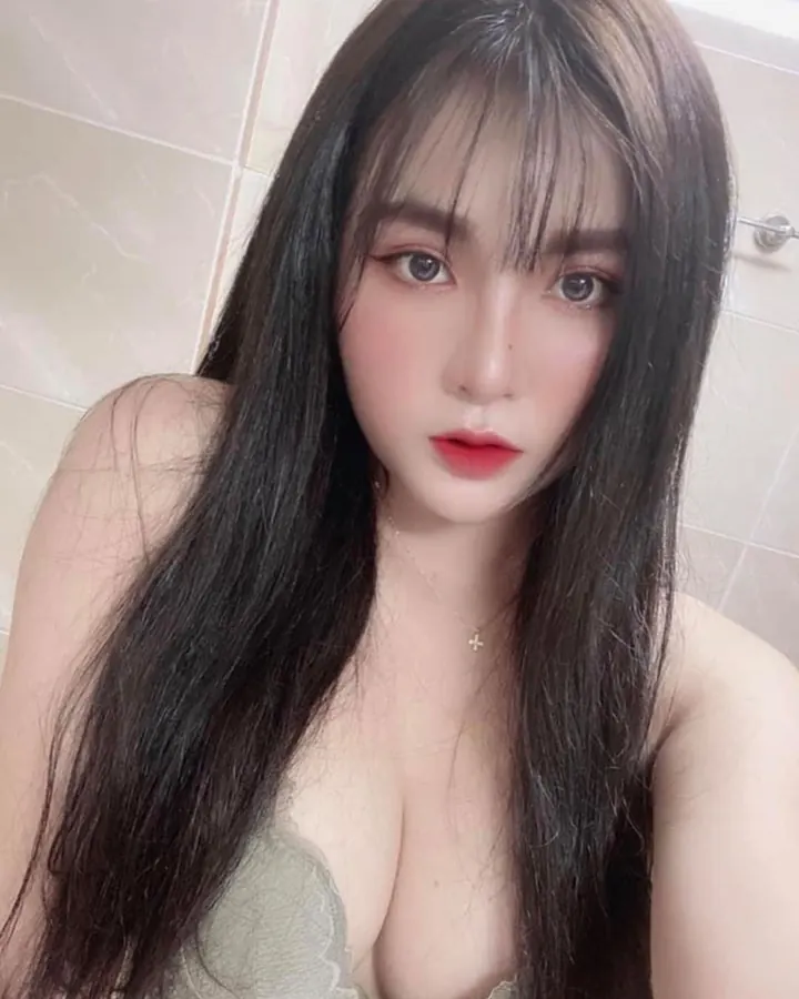 Jeune femme asiatique aux cheveux bruns, regardant l'appareil photo, dans un intérieur clair
